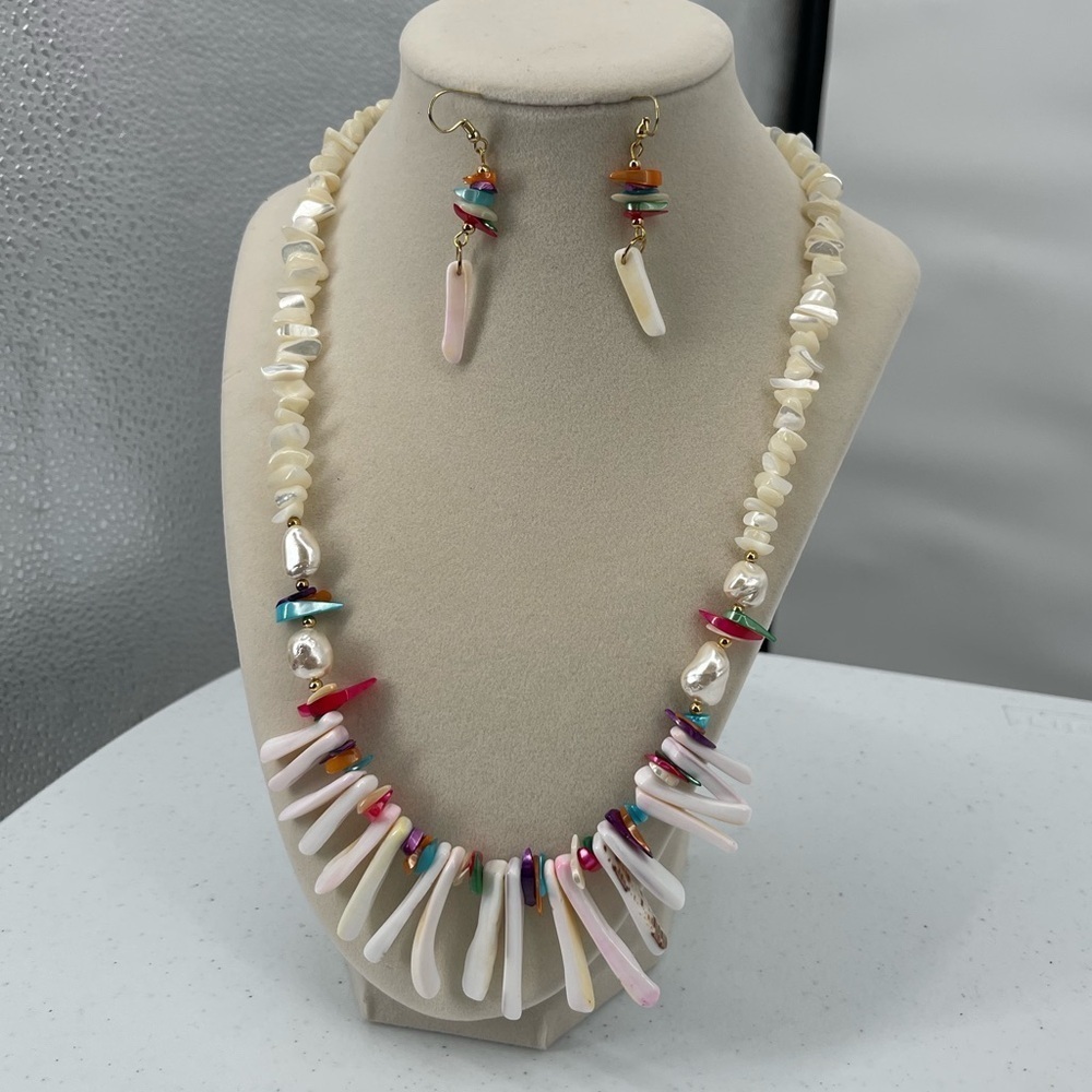 Vintage NWOT seashell beaded pearl necklace earring set